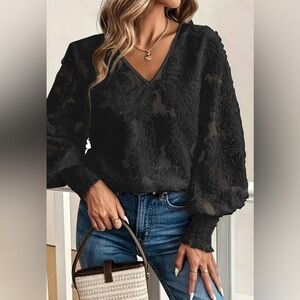 New Boutique Elegant lace V-neck  blouse size 3X  🌸🌺🌹 K